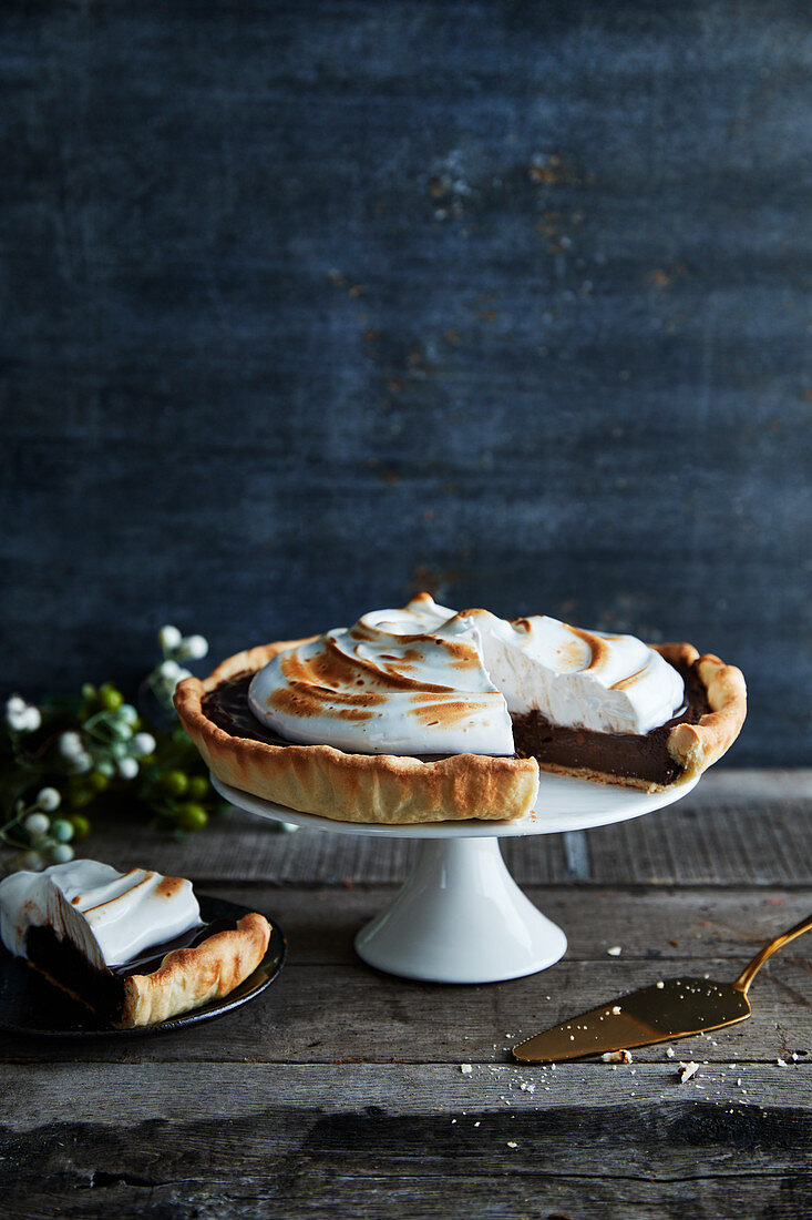 Chocolate meringue pie, half size