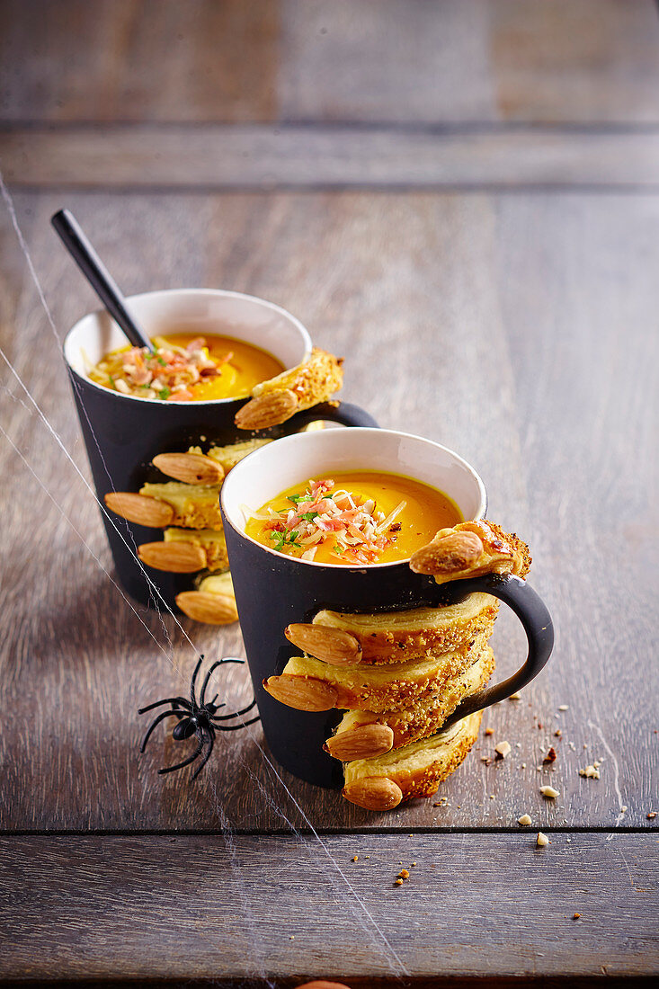 Halloween mugs of pumpkin soup