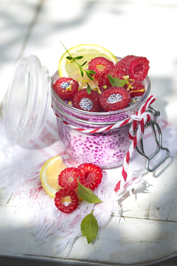 Chia-Pudding mit Himbeeren