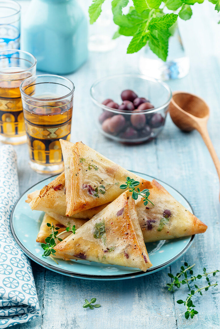 Yufkateig-Taschen mit Schafskäse-Oliven-Füllung