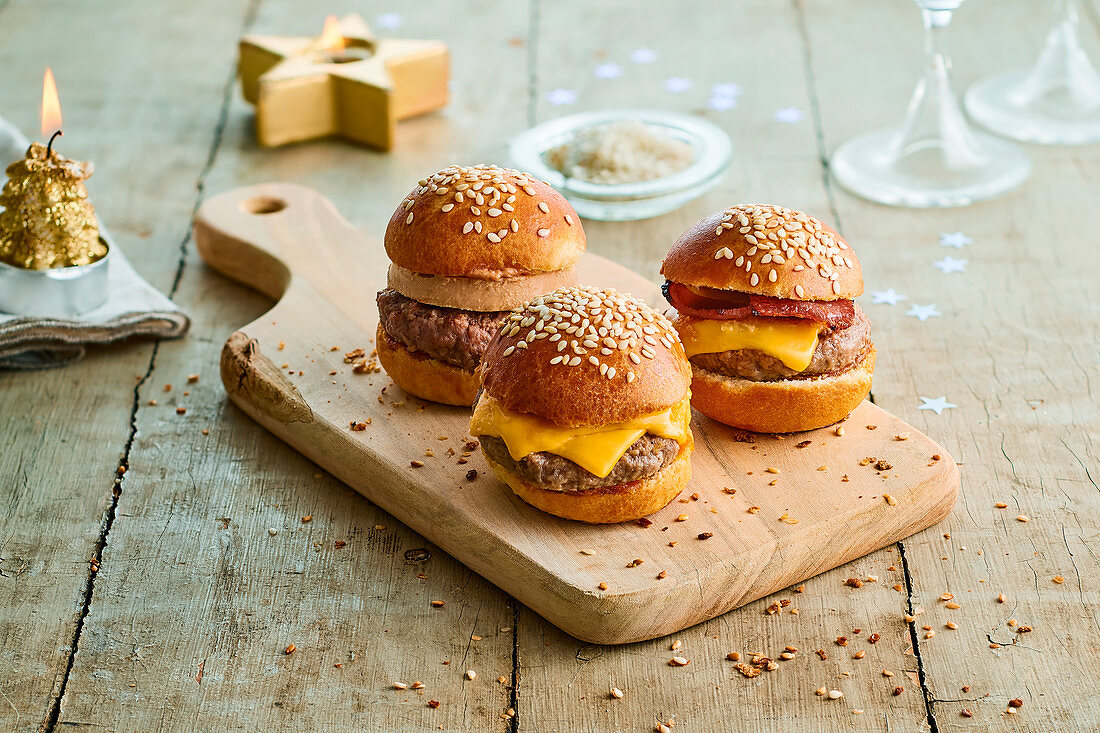 Mini burger trio : steak-cheddar, bacon and foie gras