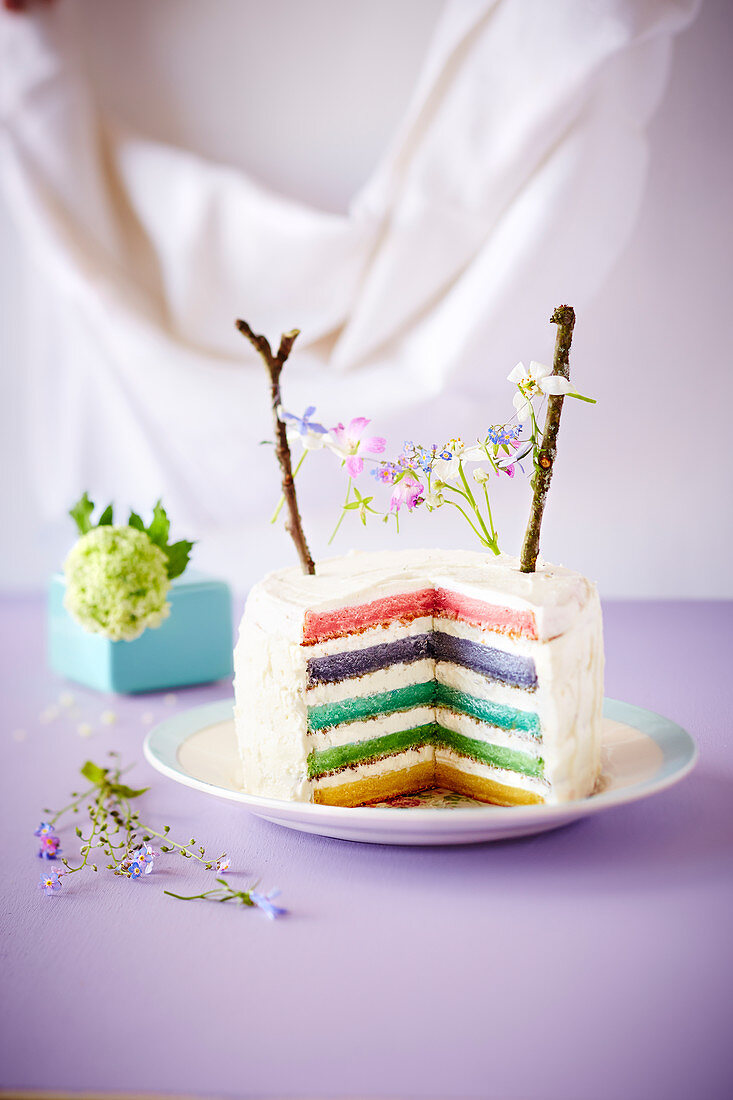 Rainbow Cake mit Blütendeko