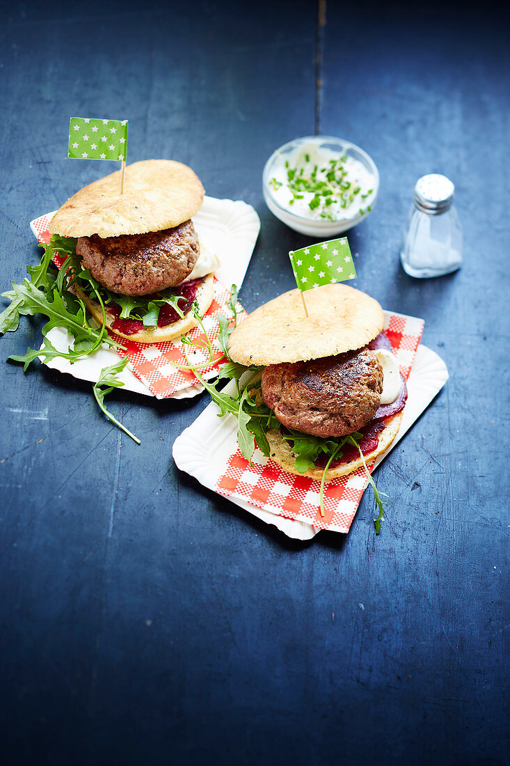 Pita-Beefburger mit Rote-Bete und Rucola