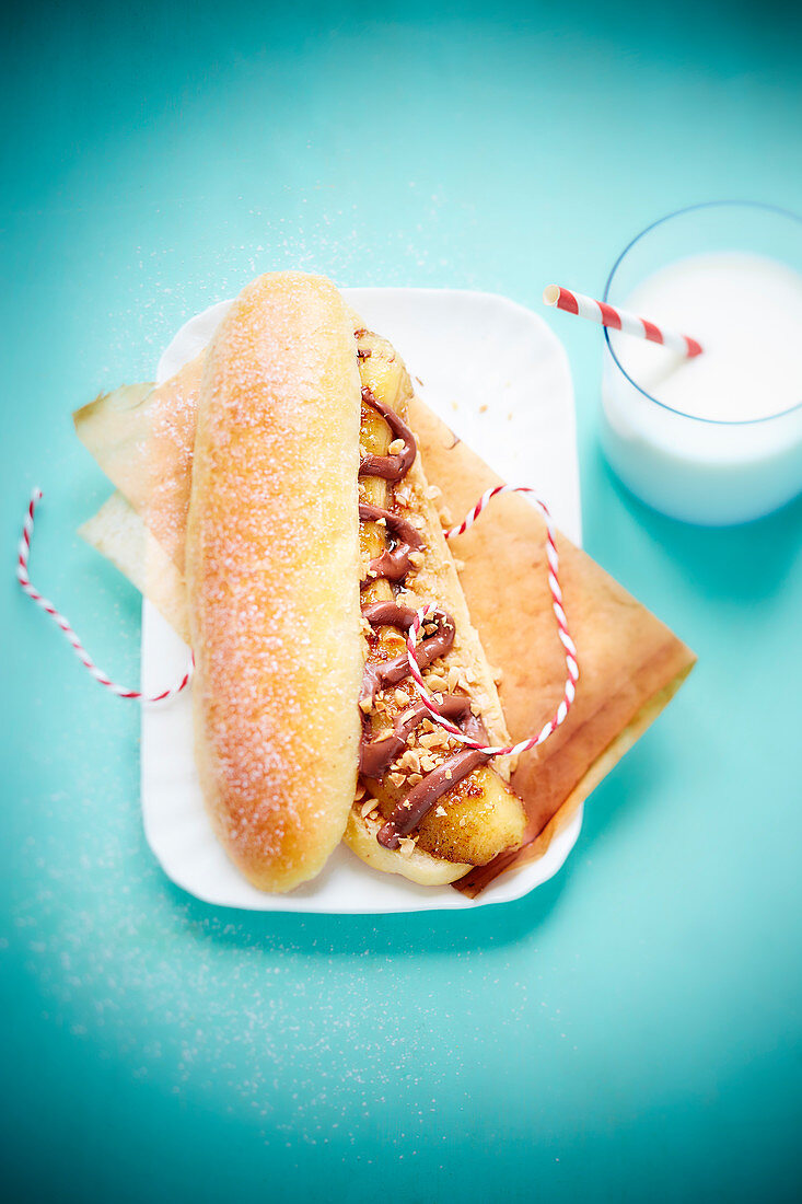 Süßer Hotdog mit Banane und Schokoaufstrich