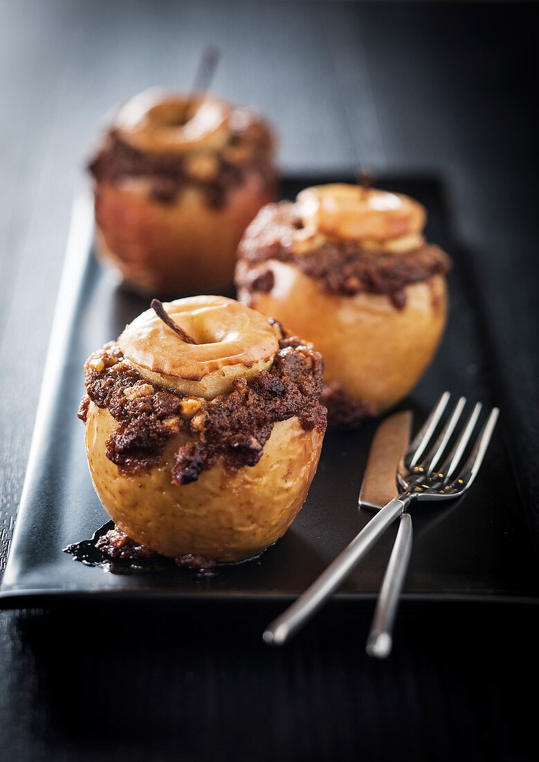 Baked apples garnished with crumbled ginger biscuits