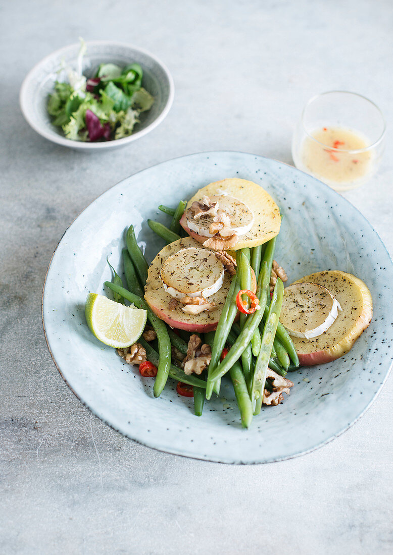 Überbackene Apfelscheiben mit Ziegenkäse auf Bohnensalat