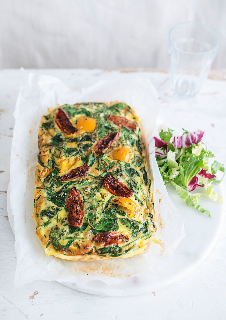 Spinach quiche with dried tomatoes and peppers