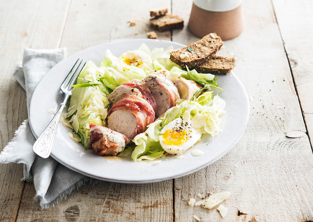 Caesar Salad mit Hühnerbrust und Ei