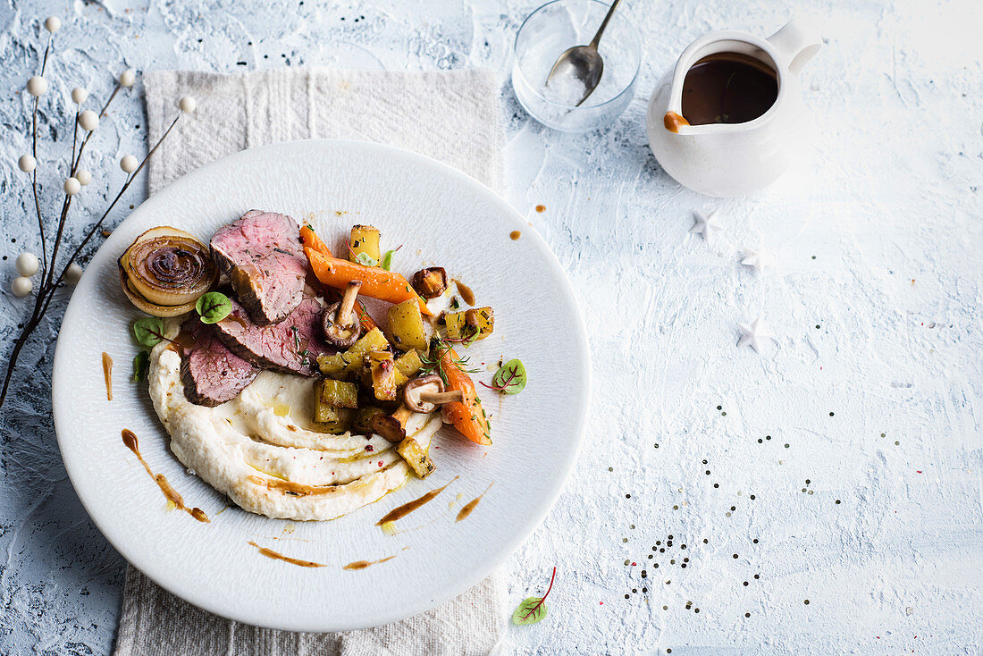 Hirschfilet mit Pastinakenpüree, Gemüse und Bratkartoffeln