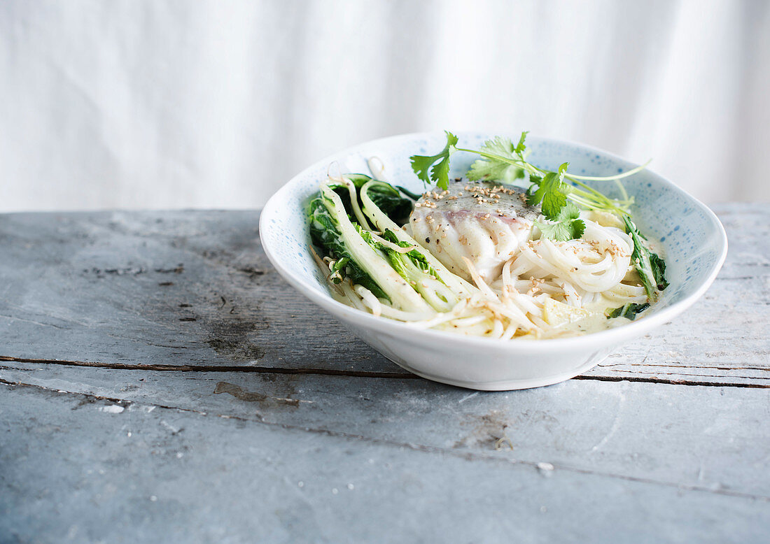 Weißfischfilet mit Pak Choi und Nudeln (Asien)