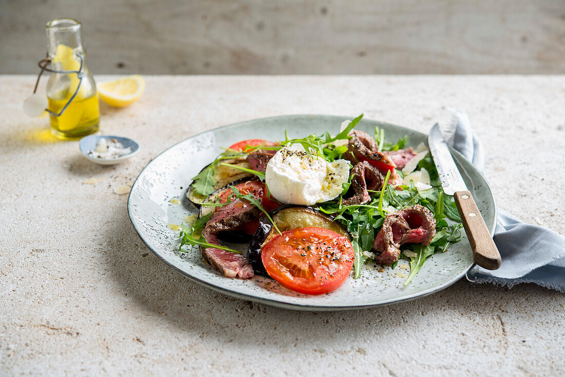 Roast beef salad with tomatoes, aubergines and goat cheese