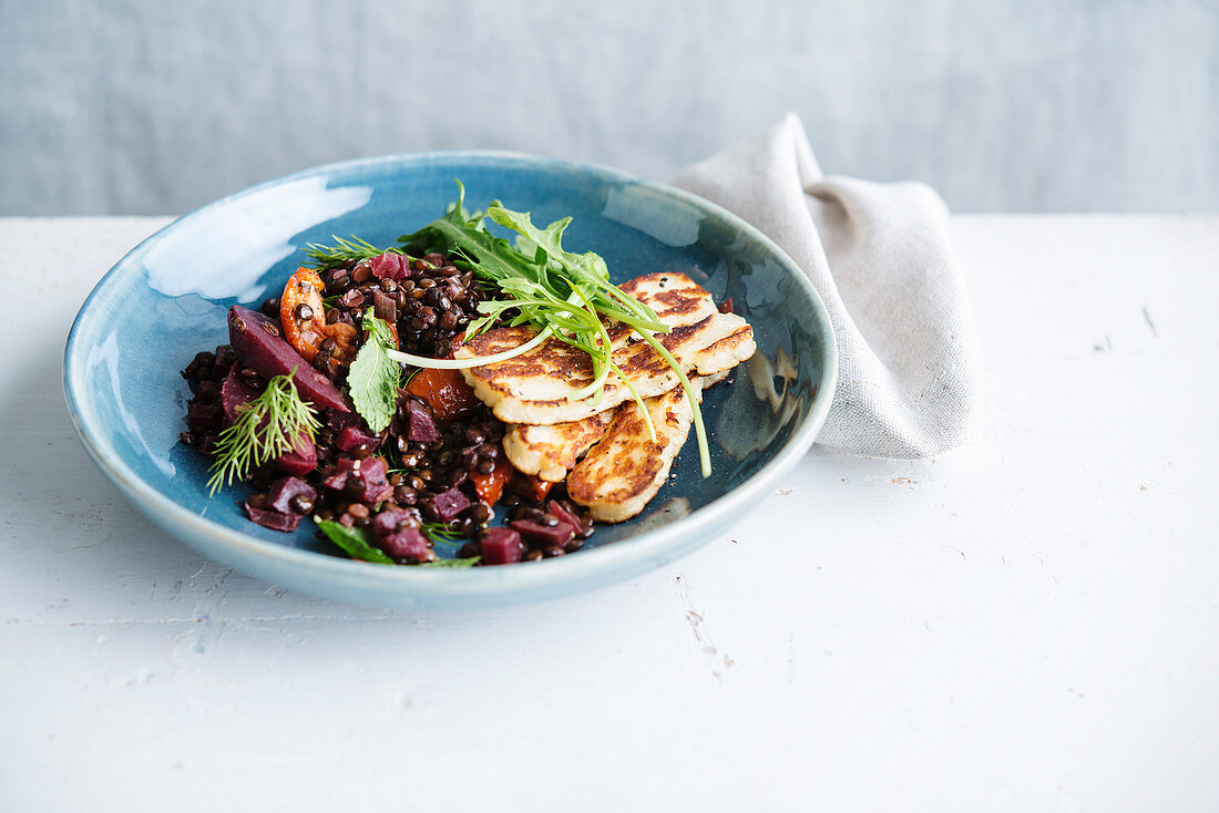 Lentils with beetroot and grilled halloumi
