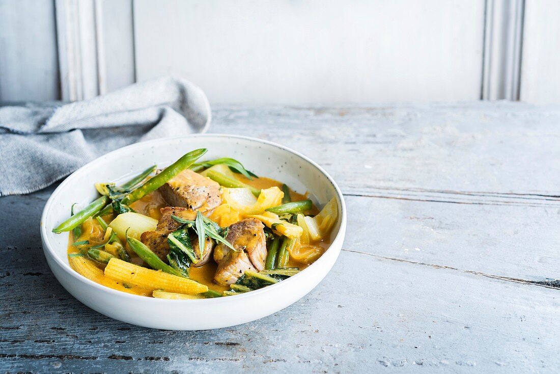 Veal curry with baby corn, green beans and tarragon (Asia)