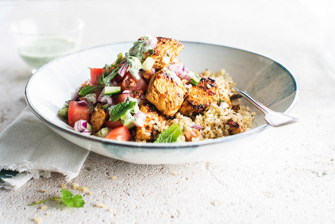 Bulgur mit Huhn und Tomaten-Gurken-Salsa