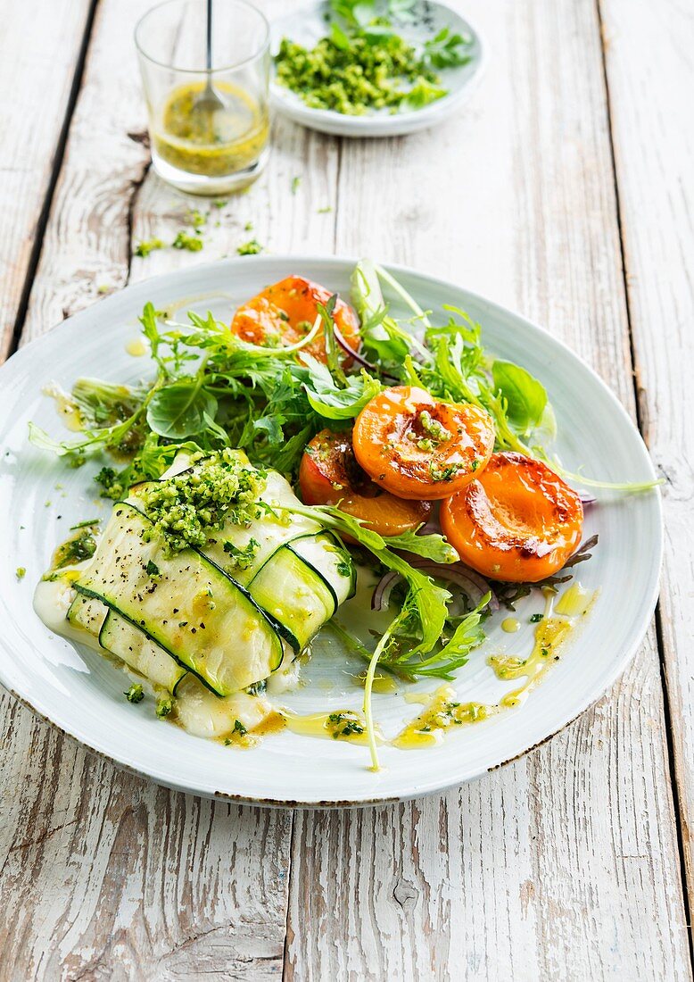 Ziegenkäse im Zucchinimantel  und Salat mit gegrillten Aprikosen