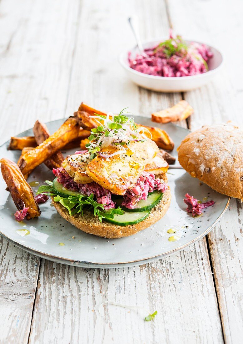 Veggie-Burger mit Rotkohlsalat und Halloumi und Pommes frites