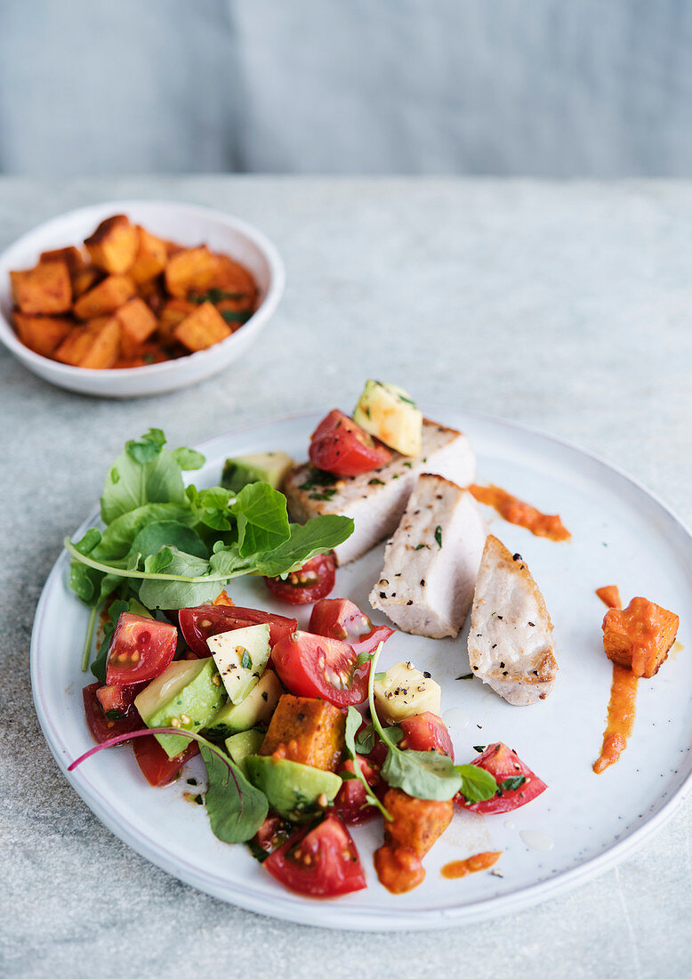 Kalbssteak dazu Süßkartoffelsalat mit Tomaten und Avocado