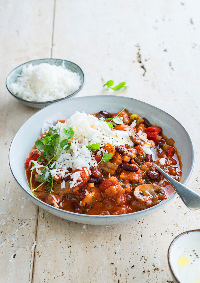 Vegetarian chilli with rice