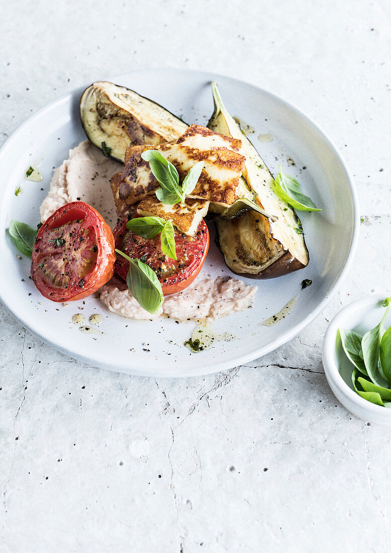 Gebratene Auberginen mit Tomaten, Halloumi und Bohnenpüree