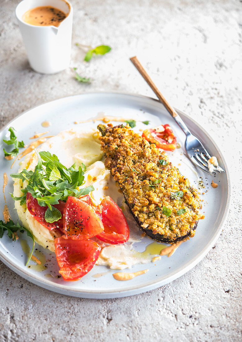 Aubergine au gratin, mashed potatoes and fresh tomatoes