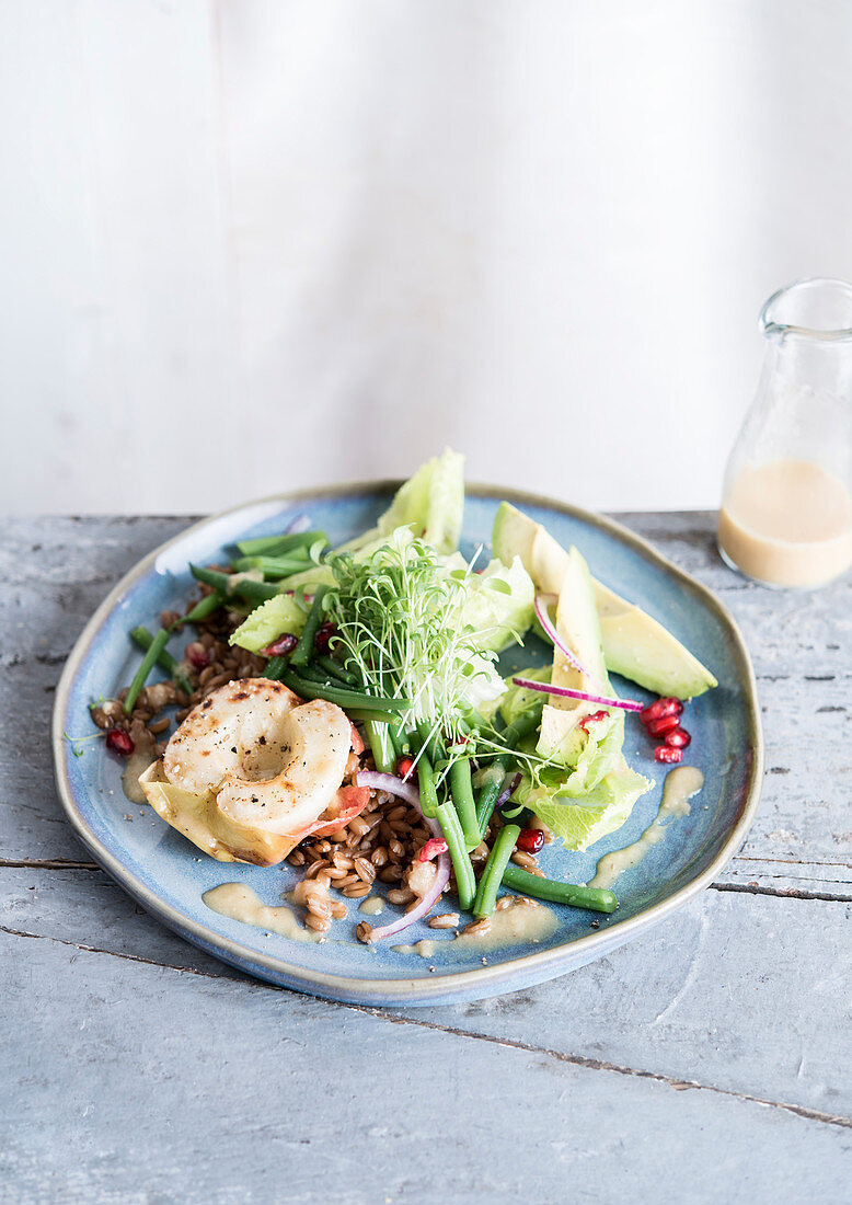 Weizensalat mit weißem Pfirsich, Avocado, grünen Bohnen, Granatapfel und Erbsensprossen