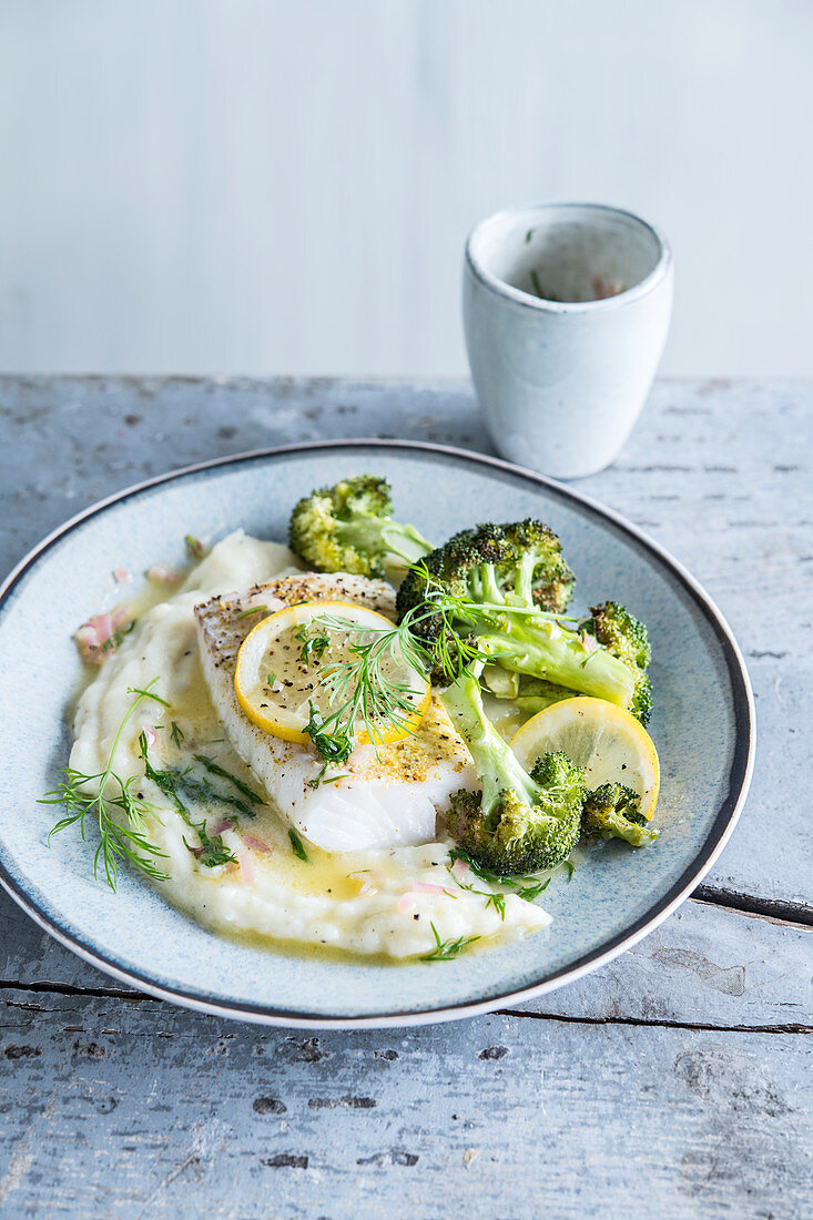 Fish with lemon, broccoli, served with mashed potatoes with olive oil