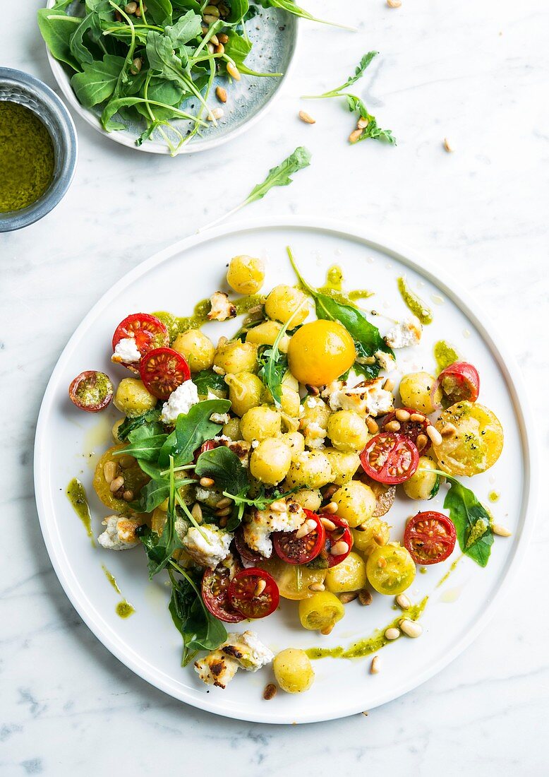 Gnocchi mit Pesto, bunten Tomaten und Rucola