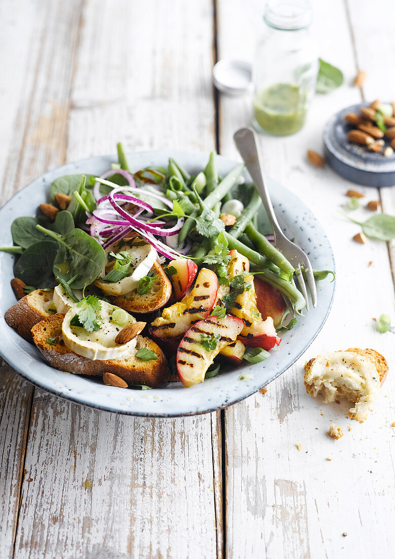 Salad with green beans, peach, goat’s cheese and toast