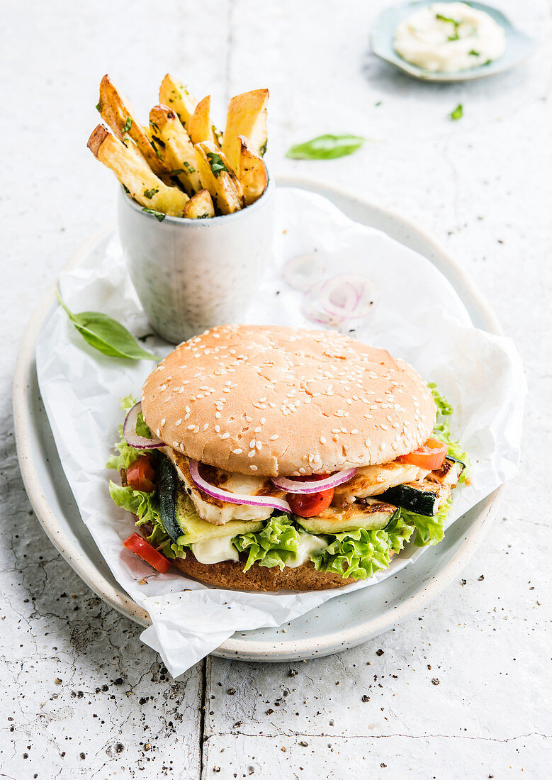 Burger mit Zucchini, Tomaten, Halloumi und Ofen-Pommes