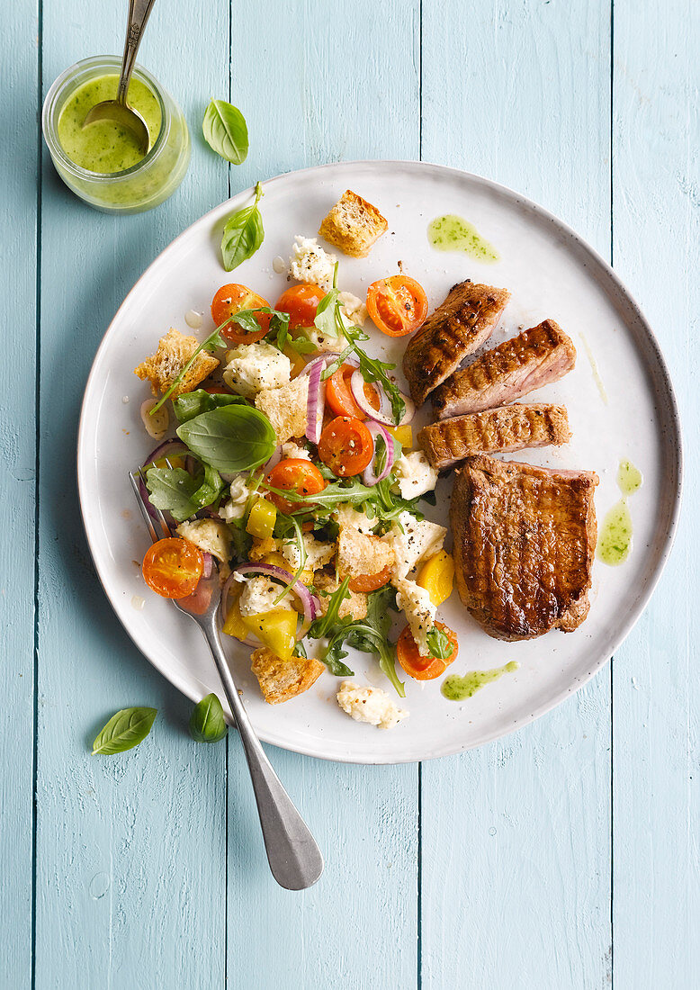 Gegrilltes Schweinesteak mit Panzanella (Brotsalat)