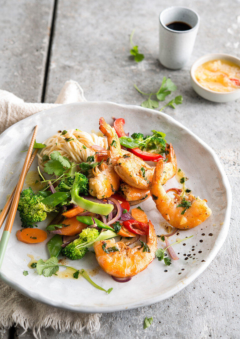 Scampi-Wok mit asiatischen Nudeln und Gemüse