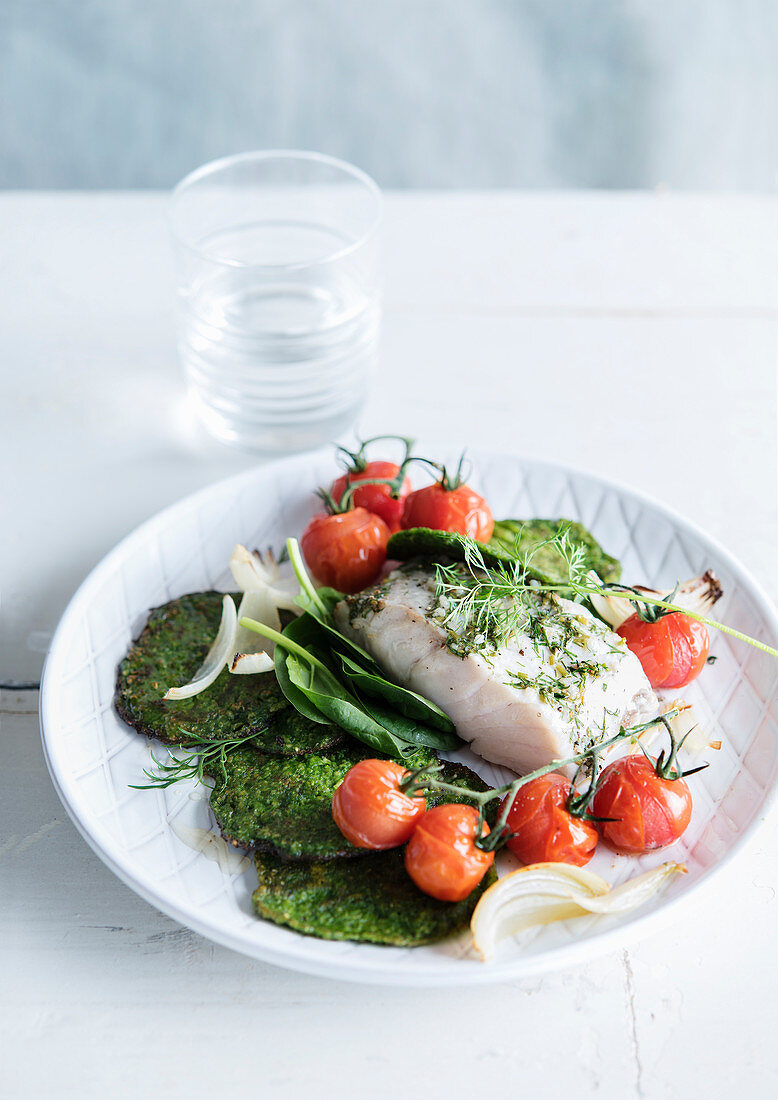 Weißfischfilet mit Spinat-Pancakes und Tomaten