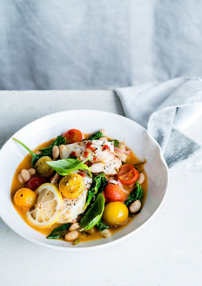 Fischeintopf mit Spinat, weißen Bohnen und Kirschtomaten