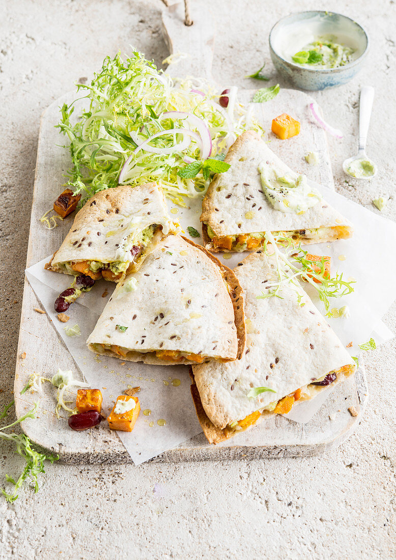 Quesadillas mit Süßkartoffeln, Kidneybohnen und Avocado gefüllt (vegetarisch)