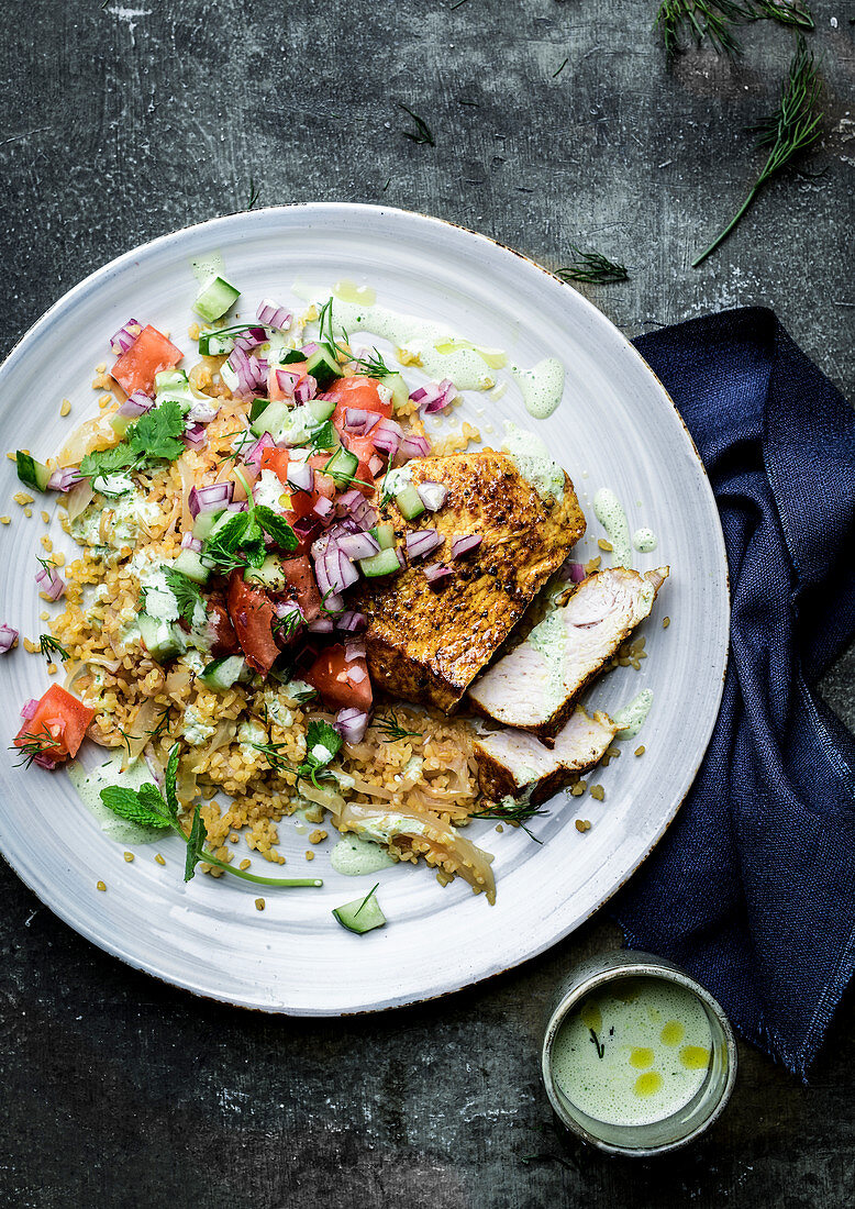 Putensteak mir Bulgur und Tomatensalsa