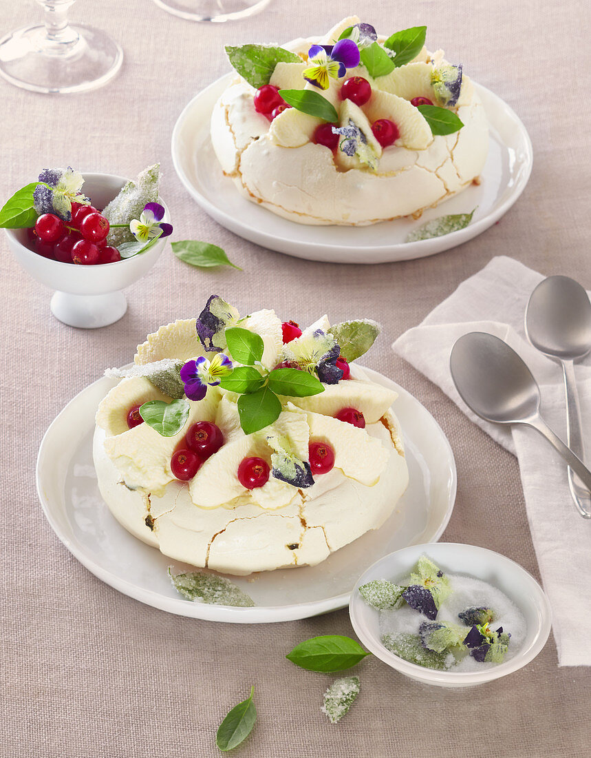 Pavlova mit kandierten Stiefmütterchen