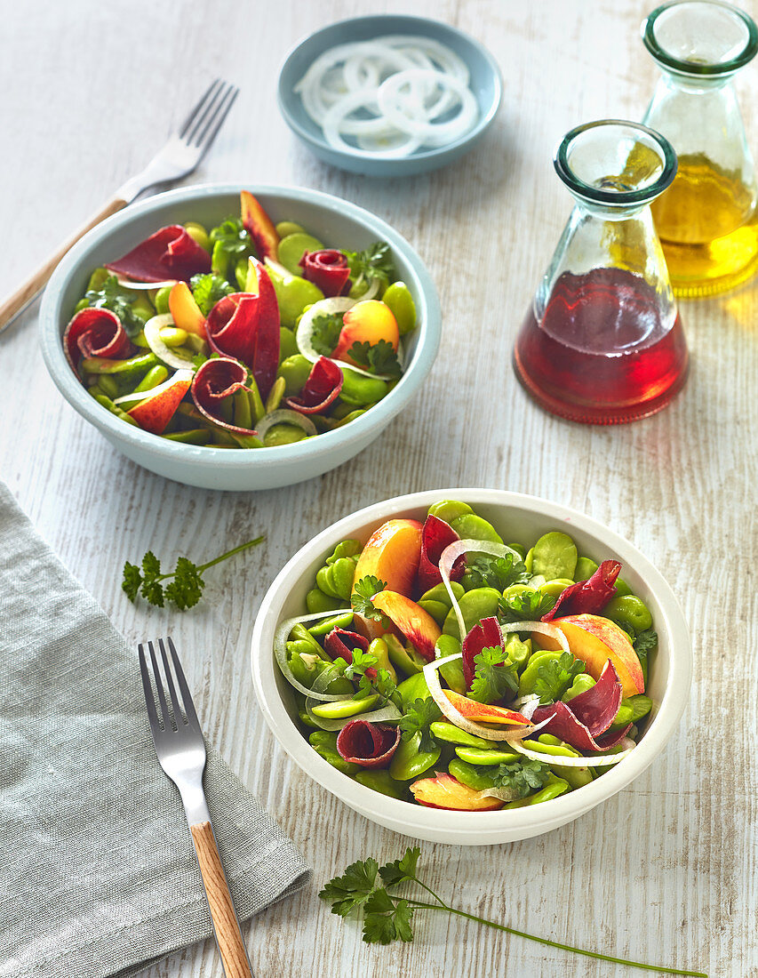 Salat mit Bohnen, getrocknetem Rindfleisch und Petersilie