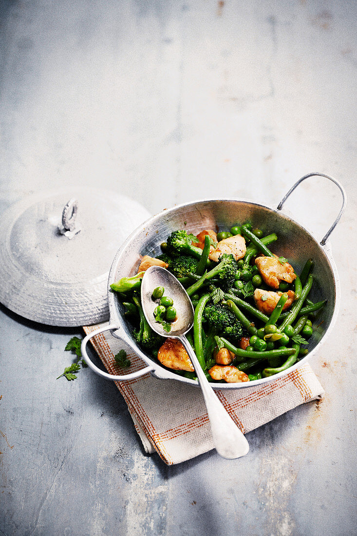 Hähnchenfleisch und grünes Gemüse aus dem Wok