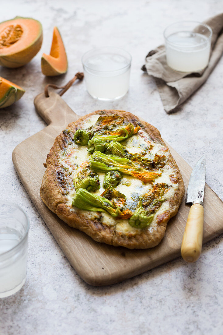 Pizza Bianca mit Zucchiniblüten