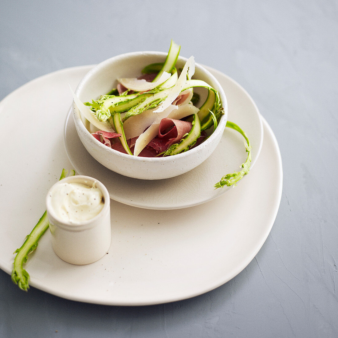 Spargelsalat mit Schinken und Parmesan