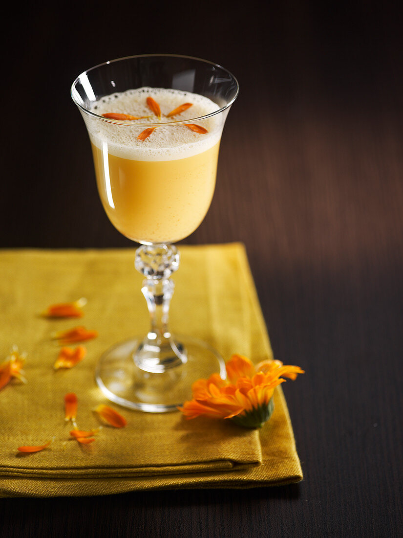Margarita-Cocktail mit Mangosaft und Blütenblättern