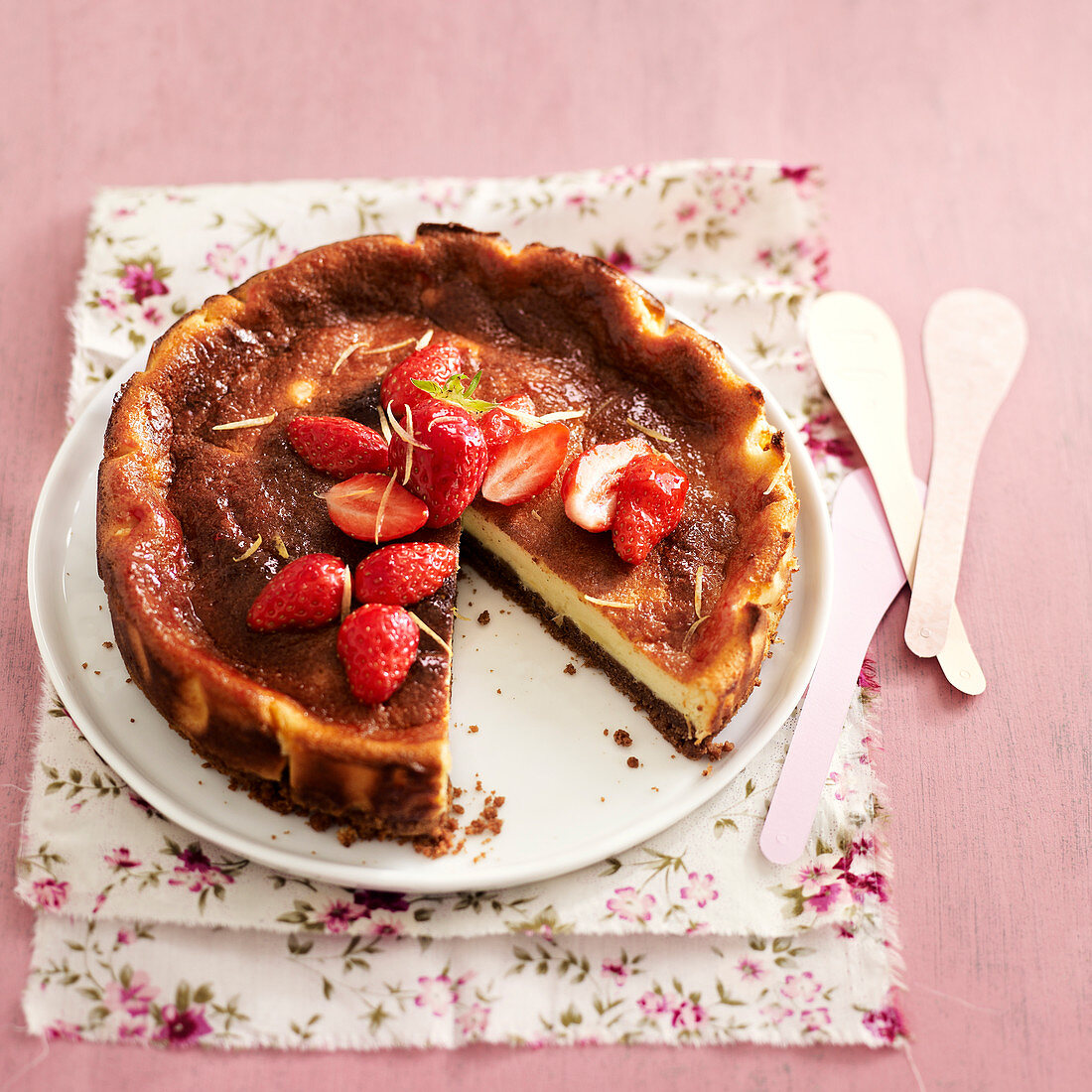 Lemon cheesecake with fresh strawberries