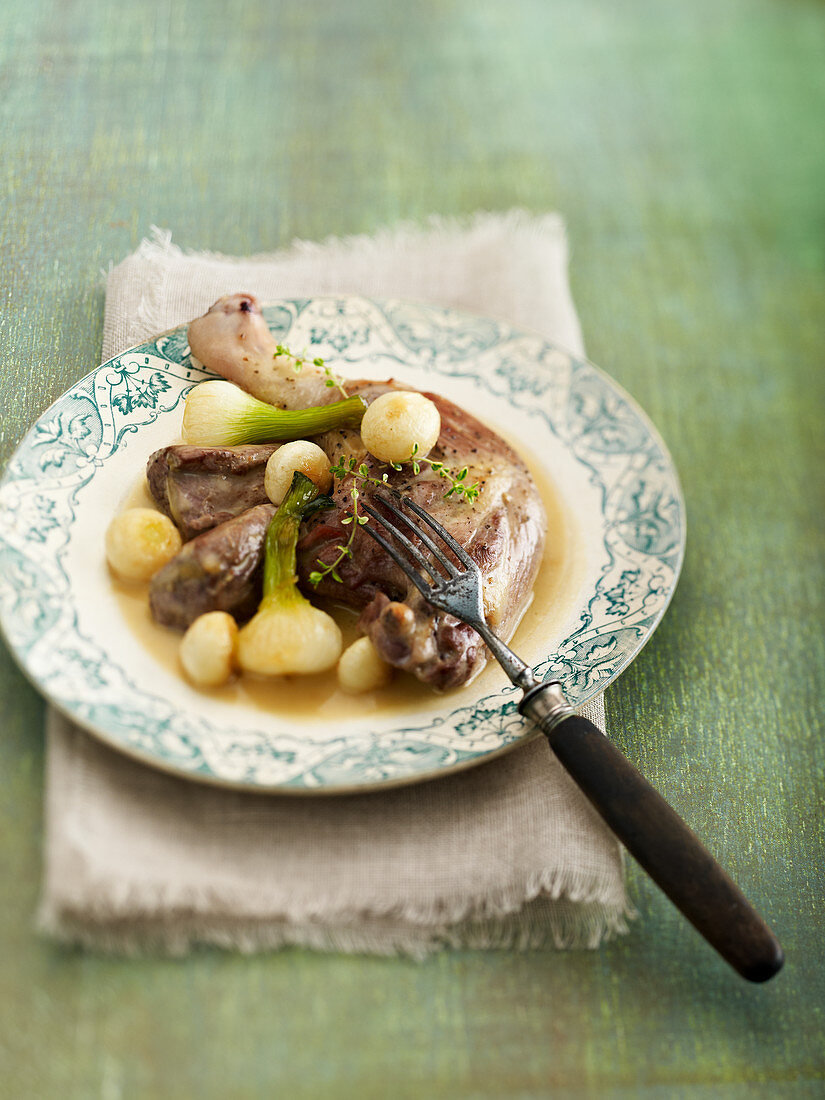 Frühlingsente mit kleinen Zwiebeln