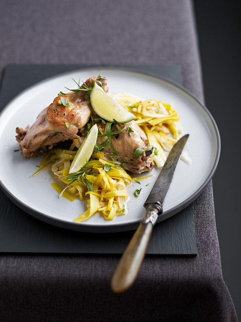 Kaninchen mit Limette auf gedünstetem Lauch