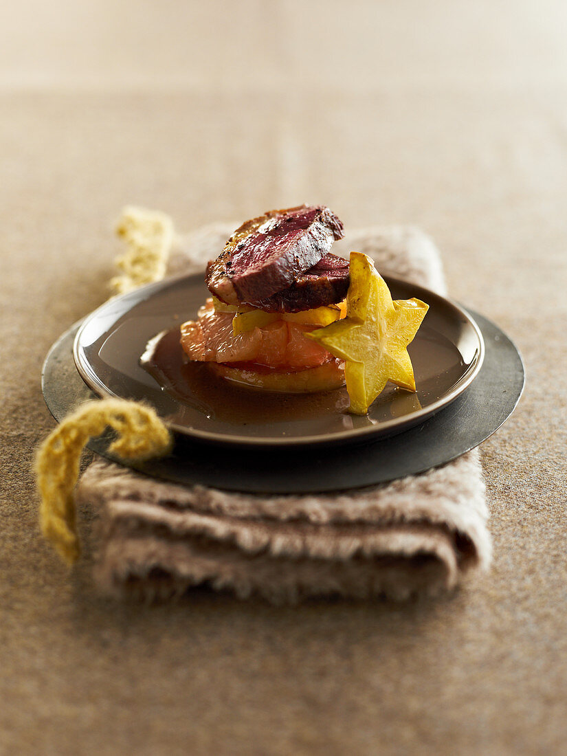 Magret de Canard (Kaltgeräucherte Entenbrust, Frankreich) mit süß-saurer Sauce und Sternfrucht