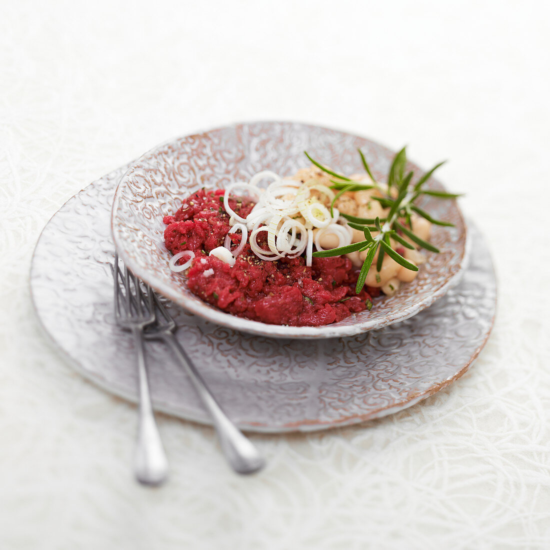 Horse meat tartare with white garden beans