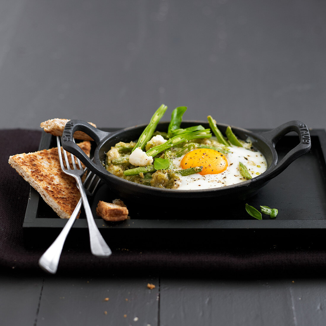 Shirred eggs with pesto and green beans