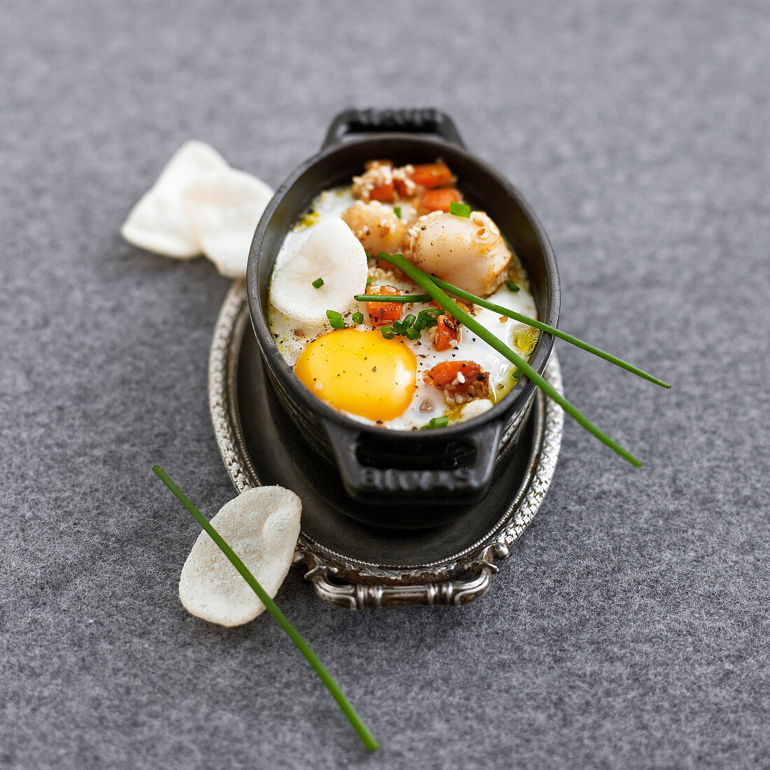 Oeuf cocotte mit Jakobsmuscheln und Sesam