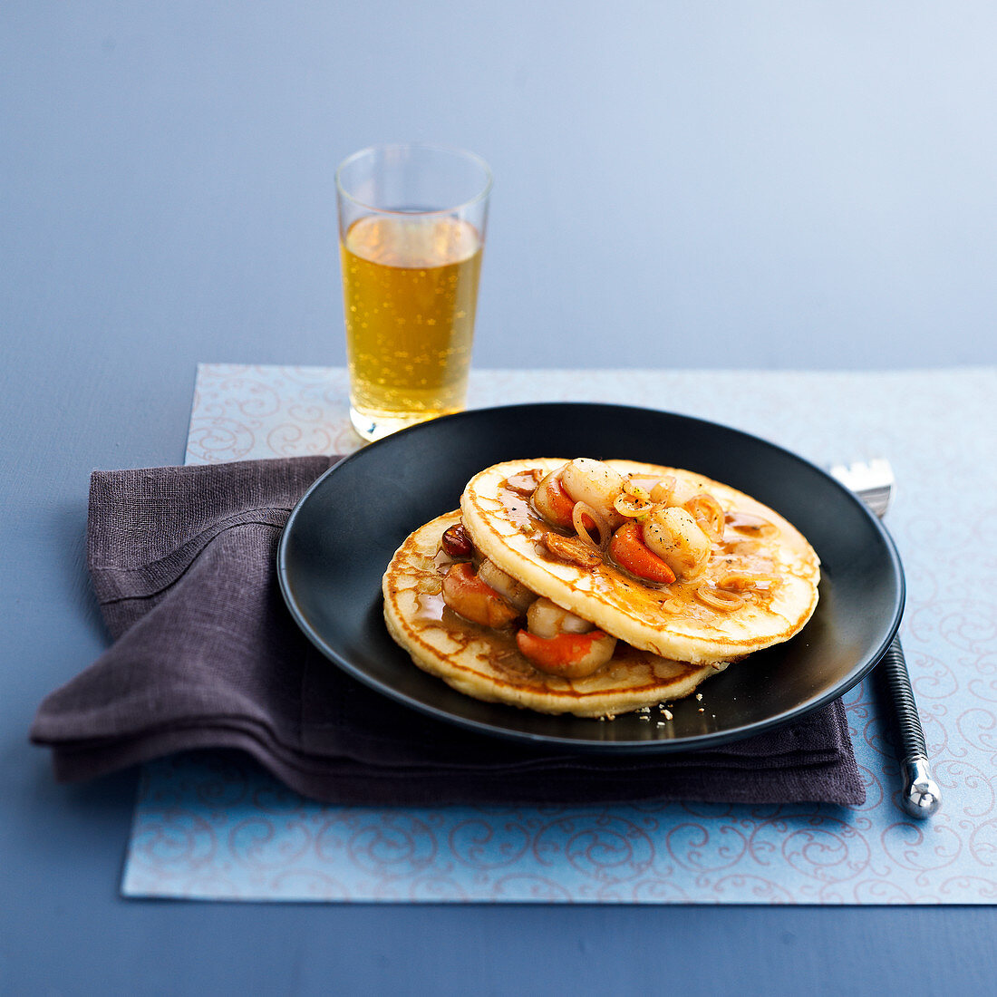 Blinis mit Jakobsmuscheln und ein Glas Apfelwein