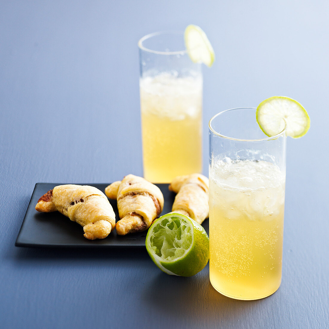 Cocktail 'Iceberg' mit Cidre, Limette und Mini-Croissants als Aperitif